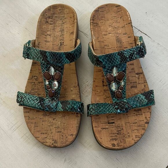 VIONIC Green Embellished Sandals - Picture 1 of 8